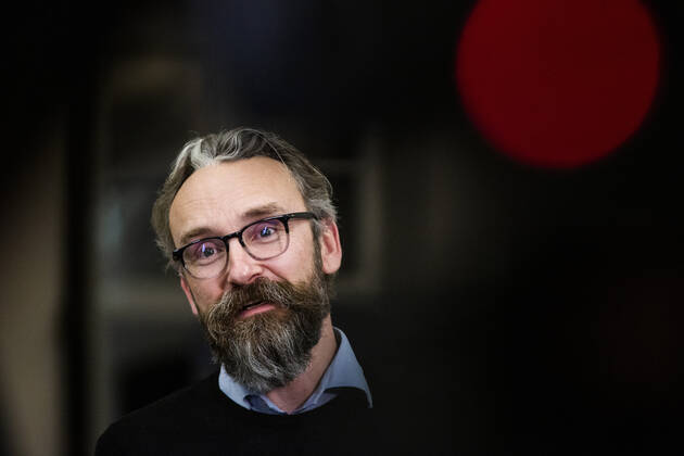 Foedevareminister Rasmus Prehn (S), fungerende finansminister Morten Boedskov, Andreas Steenberg (RV), Carl Valentin (SF), Ole Birk Olesen (paa billedet) (LA), Jakob Ellemann-Jensen (V) praesenterer en aftale mellem regeringen, Venstre, Radikale Venstre, Socialistisk Folkeparti og Liberal Alliance om erstatning til minkavlere og foelgeerhverv ved et doorstep paa stengangen i Finansministeriet, mandag den 25. januar 2021.. , Denmark Copyright: ÓlafurxSteinarxRyexGestsson ÓlafurxSteinarxGestssonx cop111 spdk20210125-221606-L