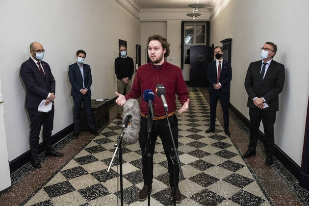 Foedevareminister Rasmus Prehn (S), fungerende finansminister Morten Boedskov , Andreas Steenberg (RV), Carl Valentin (paa billedet) (SF), Ole Birk Olesen (LA), Jakob Ellemann-Jensen (V) praesenterer en aftale mellem regeringen, Venstre, Radikale Venstre, Socialistisk Folkeparti og Liberal Alliance om erstatning til minkavlere og foelgeerhverv ved et doorstep paa stengangen i Finansministeriet, mandag den 25. januar 2021.. , Denmark Copyright: ÓlafurxSteinarxRyexGestsson ÓlafurxSteinarxGestssonx cop111 spdk20210125-221647-L