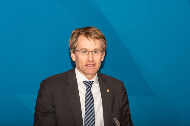 KIEL Pressekonferenz im Landeshaus. Die Landesregierung hat sich auf einen Perspektivplan zur schrittweisen Öffnung wegen der Corona-Pandemie stillliegender Lebensbereiche verständigt. Dies teilten Ministerpräsident Daniel Günther und seine beiden Stellvertreter, Finanzministerin Monika Heinold und Gesundheitsminister Dr. Heiner Garg, heute (26. Januar) in Kiel mit. Vorrang bei allen Entscheidungen müssten die Bereiche Kinderbetreuung und Schule haben, sagte Günther: Für die Zeit nach dem 14. Februar braucht es einen Plan für eine inzidenzbasierte Vorgehensweise.