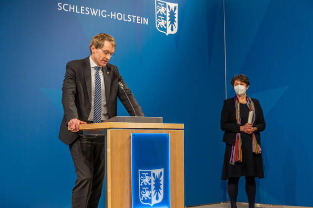 KIEL Pressekonferenz im Landeshaus. Die Landesregierung hat sich auf einen Perspektivplan zur schrittweisen Öffnung wegen der Corona-Pandemie stillliegender Lebensbereiche verständigt. Dies teilten Ministerpräsident Daniel Günther und seine beiden Stellvertreter, Finanzministerin Monika Heinold und Gesundheitsminister Dr. Heiner Garg, heute (26. Januar) in Kiel mit. Vorrang bei allen Entscheidungen müssten die Bereiche Kinderbetreuung und Schule haben, sagte Günther: Für die Zeit nach dem 14. Februar braucht es einen Plan für eine inzidenzbasierte Vorgehensweise.