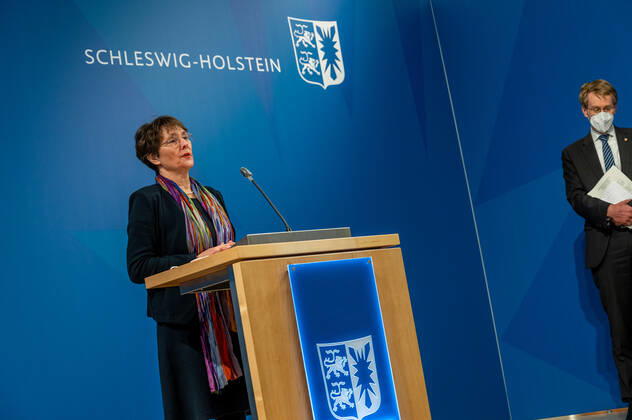 KIEL Pressekonferenz im Landeshaus. Die Landesregierung hat sich auf einen Perspektivplan zur schrittweisen Öffnung wegen der Corona-Pandemie stillliegender Lebensbereiche verständigt. Dies teilten Ministerpräsident Daniel Günther und seine beiden Stellvertreter, Finanzministerin Monika Heinold und Gesundheitsminister Dr. Heiner Garg, heute (26. Januar) in Kiel mit. Vorrang bei allen Entscheidungen müssten die Bereiche Kinderbetreuung und Schule haben, sagte Günther: Für die Zeit nach dem 14. Februar braucht es einen Plan für eine inzidenzbasierte Vorgehensweise.
