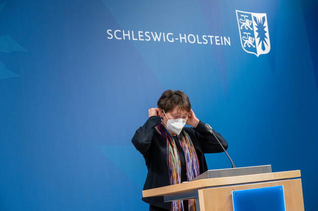 KIEL Pressekonferenz im Landeshaus. Die Landesregierung hat sich auf einen Perspektivplan zur schrittweisen Öffnung wegen der Corona-Pandemie stillliegender Lebensbereiche verständigt. Dies teilten Ministerpräsident Daniel Günther und seine beiden Stellvertreter, Finanzministerin Monika Heinold und Gesundheitsminister Dr. Heiner Garg, heute (26. Januar) in Kiel mit. Vorrang bei allen Entscheidungen müssten die Bereiche Kinderbetreuung und Schule haben, sagte Günther: Für die Zeit nach dem 14. Februar braucht es einen Plan für eine inzidenzbasierte Vorgehensweise.