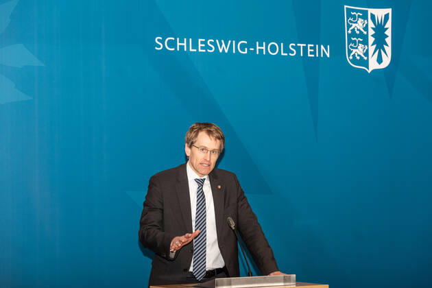 KIEL Pressekonferenz im Landeshaus. Die Landesregierung hat sich auf einen Perspektivplan zur schrittweisen Öffnung wegen der Corona-Pandemie stillliegender Lebensbereiche verständigt. Dies teilten Ministerpräsident Daniel Günther und seine beiden Stellvertreter, Finanzministerin Monika Heinold und Gesundheitsminister Dr. Heiner Garg, heute (26. Januar) in Kiel mit. Vorrang bei allen Entscheidungen müssten die Bereiche Kinderbetreuung und Schule haben, sagte Günther: Für die Zeit nach dem 14. Februar braucht es einen Plan für eine inzidenzbasierte Vorgehensweise.