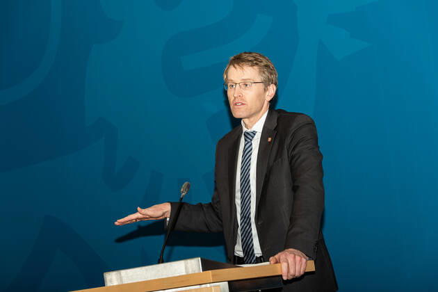 KIEL Pressekonferenz im Landeshaus. Die Landesregierung hat sich auf einen Perspektivplan zur schrittweisen Öffnung wegen der Corona-Pandemie stillliegender Lebensbereiche verständigt. Dies teilten Ministerpräsident Daniel Günther und seine beiden Stellvertreter, Finanzministerin Monika Heinold und Gesundheitsminister Dr. Heiner Garg, heute (26. Januar) in Kiel mit. Vorrang bei allen Entscheidungen müssten die Bereiche Kinderbetreuung und Schule haben, sagte Günther: Für die Zeit nach dem 14. Februar braucht es einen Plan für eine inzidenzbasierte Vorgehensweise.