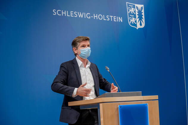 KIEL Pressekonferenz im Landeshaus. Die Landesregierung hat sich auf einen Perspektivplan zur schrittweisen Öffnung wegen der Corona-Pandemie stillliegender Lebensbereiche verständigt. Dies teilten Ministerpräsident Daniel Günther und seine beiden Stellvertreter, Finanzministerin Monika Heinold und Gesundheitsminister Dr. Heiner Garg, heute (26. Januar) in Kiel mit. Vorrang bei allen Entscheidungen müssten die Bereiche Kinderbetreuung und Schule haben, sagte Günther: Für die Zeit nach dem 14. Februar braucht es einen Plan für eine inzidenzbasierte Vorgehensweise.