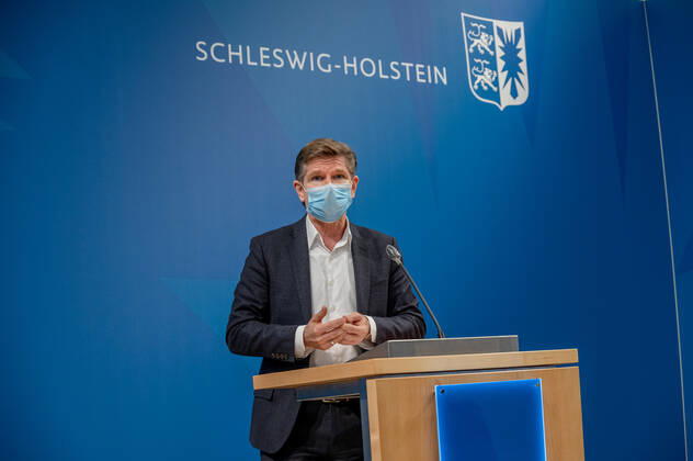 KIEL Pressekonferenz im Landeshaus. Die Landesregierung hat sich auf einen Perspektivplan zur schrittweisen Öffnung wegen der Corona-Pandemie stillliegender Lebensbereiche verständigt. Dies teilten Ministerpräsident Daniel Günther und seine beiden Stellvertreter, Finanzministerin Monika Heinold und Gesundheitsminister Dr. Heiner Garg, heute (26. Januar) in Kiel mit. Vorrang bei allen Entscheidungen müssten die Bereiche Kinderbetreuung und Schule haben, sagte Günther: Für die Zeit nach dem 14. Februar braucht es einen Plan für eine inzidenzbasierte Vorgehensweise.