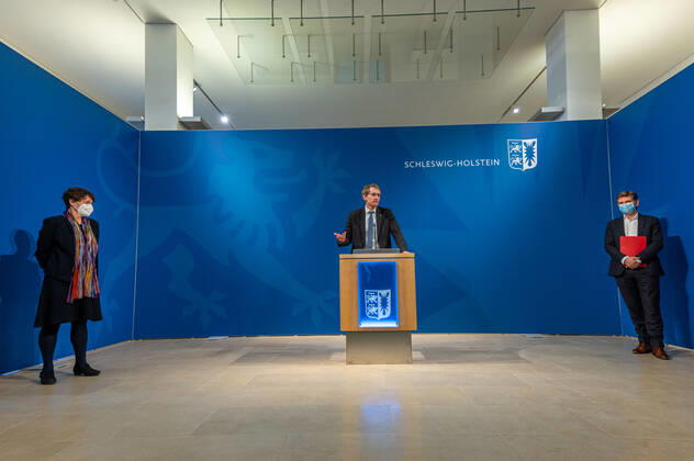 KIEL Pressekonferenz im Landeshaus. Die Landesregierung hat sich auf einen Perspektivplan zur schrittweisen Öffnung wegen der Corona-Pandemie stillliegender Lebensbereiche verständigt. Dies teilten Ministerpräsident Daniel Günther und seine beiden Stellvertreter, Finanzministerin Monika Heinold und Gesundheitsminister Dr. Heiner Garg, heute (26. Januar) in Kiel mit. Vorrang bei allen Entscheidungen müssten die Bereiche Kinderbetreuung und Schule haben, sagte Günther: Für die Zeit nach dem 14. Februar braucht es einen Plan für eine inzidenzbasierte Vorgehensweise.