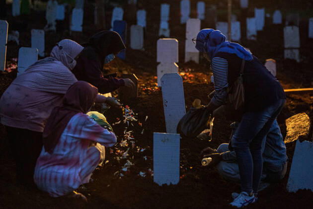 January 26, 2021, Jakarta, Jakarta, Indonesia: Family members during the burial of relative at a special cemetary in Jakarta on 26 January, 2021 as Indonesia passed more than one million Covid-19 cases, and the archipelago launches one of the world s biggest vaccine drives to clamp down on a soaring infection rate. Jakarta Indonesia - ZUMAh112 20210126_zap_h112_003 Copyright: xAfriadixHikmalx