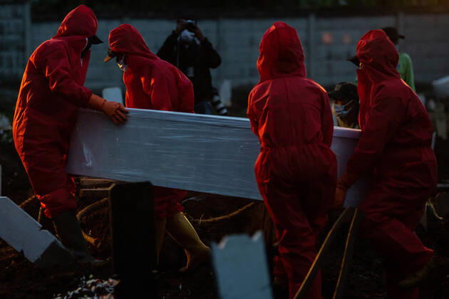 January 26, 2021, Jakarta, Jakarta, Indonesia: Grave diggers bury a coffin of a Covid-19 coronavirus victim at a special cemetary in Jakarta on 26 January, 2021 as Indonesia passed more than one million Covid-19 cases, and the archipelago launches one of the world s biggest vaccine drives to clamp down on a soaring infection rate. Jakarta Indonesia - ZUMAh112 20210126_zap_h112_004 Copyright: xAfriadixHikmalx