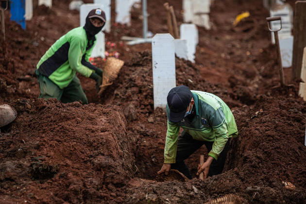 January 26, 2021, Jakarta, Jakarta, Indonesia: Grave diggers work during the burial of a COVID-19 coronavirus victim at a special cemetary in Jakarta on 26 January, 2021 as Indonesia passed more than one million Covid-19 cases, and the archipelago launches one of the world s biggest vaccine drives to clamp down on a soaring infection rate. Jakarta Indonesia - ZUMAh112 20210126_zap_h112_005 Copyright: xAfriadixHikmalx