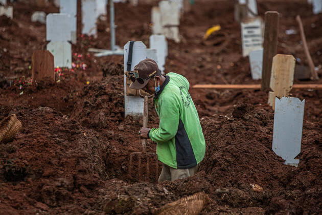 January 26, 2021, Jakarta, Jakarta, Indonesia: Grave diggers work during the burial of a COVID-19 coronavirus victim at a special cemetary in Jakarta on 26 January, 2021 as Indonesia passed more than one million Covid-19 cases, and the archipelago launches one of the world s biggest vaccine drives to clamp down on a soaring infection rate. Jakarta Indonesia - ZUMAh112 20210126_zap_h112_006 Copyright: xAfriadixHikmalx