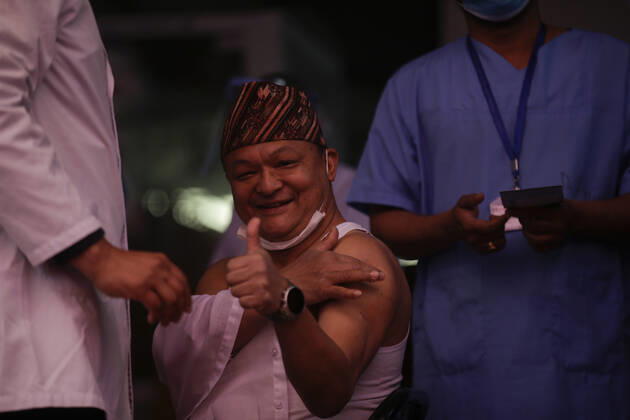 Coronavirus in Nepal, Impfungen in Kathmandu January 27, 2021, Kathmandu, Nepal: A frontline health worker gestures after receiving a jab of the coronavirus vaccine at Teku Shukraraaj Tropical and Infectious Disease Hospital in Kathmandu, Nepal on Wednesday, January 27, 2021. Kathmandu Nepal - ZUMAg200 20210127_zap_g200_002 Copyright: xSkandaxGautamx