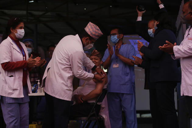 Coronavirus in Nepal, Impfungen in Kathmandu January 27, 2021, Kathmandu, Nepal: Frontline health workers receive their first jab of the coronavirus vaccine at Teku Shukraraaj Tropical and Infectious Disease Hospital in Kathmandu, Nepal on Wednesday, January 27, 2021. Kathmandu Nepal - ZUMAg200 20210127_zap_g200_007 Copyright: xSkandaxGautamx
