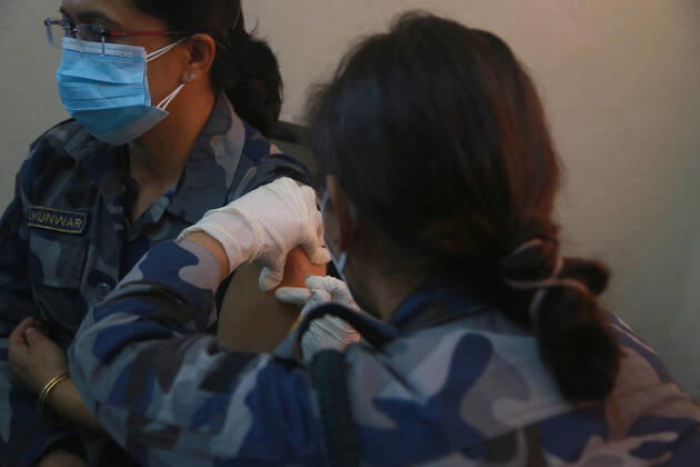 Coronavirus in Nepal, Impfungen in Kathmandu January 27, 2021, Kathmandu, Nepal: A member of Nepal s Armed Police Force receives a vaccination against the coronavirus disease (COVID-19) in Kathmandu, Nepal January 27, 2021. Kathmandu Nepal - ZUMAs242 20210127_zip_s242_002 Copyright: xDipenxShresthax