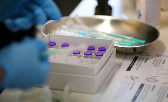 Impftermin im Pflegeheim 26.01.2021 , Grüningen, Pflegeheim, Corona-Impfung mit dem Impfstoff von Pfizer BioNtech, das mobile Impfteam des ASB ist vor Ort, ein Arzt klärt auf und impft die Mitarbeiter und Klienten im Bild: Impfstoff von Pfizer BioNtech in einer Kiste, dahinter fertig aufgezogene Spritzen
