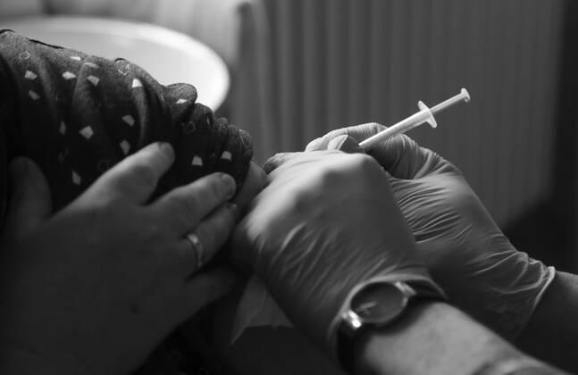 Impftermin im Pflegeheim 26.01.2021 , Grüningen, Pflegeheim, Corona-Impfung mit dem Impfstoff von Pfizer BioNtech, das mobile Impfteam des ASB ist vor Ort, ein Arzt klärt auf und impft die Mitarbeiter und Klienten im Bild: Imfpung mit dem Impfstoff von Pfizer BioNtech wird verabreicht