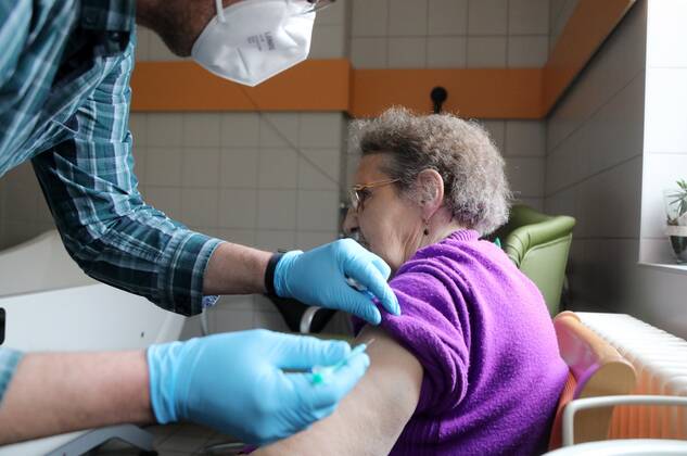 Impftermin im Pflegeheim 26.01.2021 , Grüningen, Pflegeheim, Corona-Impfung mit dem Impfstoff von Pfizer BioNtech, das mobile Impfteam des ASB ist vor Ort, ein Arzt klärt auf und impft die Mitarbeiter und Klienten im Bild: eine alte Dame wird mit dem Impfstoff von Pfizer BioNtech geimpft