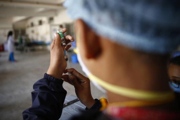 Coronavirus in Nepal, Impfungen in Kathmandu January 27, 2021, Kathmandu, Nepal: A health worker prepares the Covishield coronavirus vaccine for a frontline health worker in the first phase of the campaign to curb the spread of COVID-19 disease at Prasuti Griha hospital in Kathmandu, Nepal on Wednesday, January 27, 2021. Health and sanitation workers deployed in the frontlines will first receive the vaccines in the first phase of the campaign. Over 400,000 such frontline workers will be included in the initial stage. Kathmandu Nepal - ZUMAg200 20210127_zap_g200_013 Copyright: xSkandaxGautamx