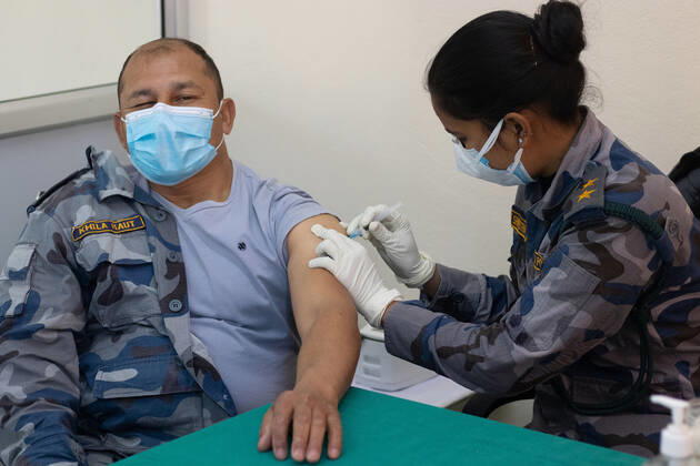 Coronavirus in Nepal, Impfungen in Kathmandu January 27, 2021, Kathmandu, NE, Nepal: A staffer at Nepal s Armed Police Force Hospital is vaccinated as Nepal begins the nationwide Covid-19 vaccination drive, in Kathmandu, Nepal on January 27, 2021. Kathmandu Nepal - ZUMAd164 20210127_zip_d164_002 Copyright: xAryanxDhimalx