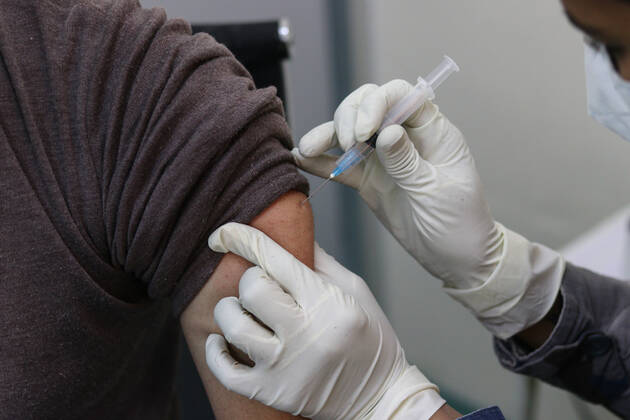 Coronavirus in Nepal, Impfungen in Kathmandu January 27, 2021, Kathmandu, NE, Nepal: A staffer at Nepal s Armed Police Force Hospital is vaccinated as Nepal begins the nationwide Covid-19 vaccination drive, in Kathmandu, Nepal on January 27, 2021. Kathmandu Nepal - ZUMAd164 20210127_zip_d164_007 Copyright: xAryanxDhimalx
