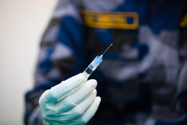 Coronavirus in Nepal, Impfungen in Kathmandu January 27, 2021, Kathmandu, 3, Nepal: A health worker holds up a syringe with the Oxford-AstraZeneca vaccine against Covid19 (coronavirus) at the Armed Police Force Hospital..Nepal government is launching the Oxford-AstraZeneca vaccination campaign against coronavirus (Covid19) starting today..Nepalese Health and sanitation workers deployed in the frontlines will be the first to receive the vaccines in the first phase of the campaign. Over 400,000 such frontline workers will be included in the initial stage. Kathmandu Nepal - ZUMAs197 20210127_zaa_s197_006 Copyright: xPrabinxRanabhatx