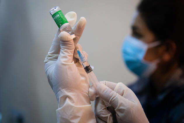 Coronavirus in Nepal, Impfungen in Kathmandu February 4, 2021, Kathmandu, 3, Nepal: A health worker holds up a vial of Covid-19 coronavirus vaccine to administer to frontlines health workers at the Armed Police Force Hospital..Nepal government is launching the Oxford-AstraZeneca vaccination campaign against coronavirus (Covid19) starting today..Nepalese Health and sanitation workers deployed in the frontlines will be the first to receive the vaccines in the first phase of the campaign. Over 400,000 such frontline workers will be included in the initial stage. Kathmandu Nepal - ZUMAs197 20210204_zaa_s197_003 Copyright: xPrabinxRanabhatx
