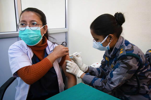 Coronavirus in Nepal, Impfungen in Kathmandu February 4, 2021, Kathmandu, 3, Nepal: A Nepal s Armed Police Force doctor wearing a mask receives an Oxford-AstraZeneca vaccine dose against the Coronavirus (COVID-19) at the Armed Police Force Hospital..Nepal government is launching the Oxford-AstraZeneca vaccination campaign against coronavirus (Covid19) starting today..Nepalese Health and sanitation workers deployed in the frontlines will be the first to receive the vaccines in the first phase of the campaign. Over 400,000 such frontline workers will be included in the initial stage. Kathmandu Nepal - ZUMAs197 20210204_zaa_s197_006 Copyright: xPrabinxRanabhatx