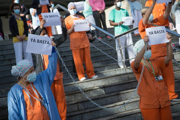 Coronavirus in Spanien, Proteste von medizinischem Personal in Madrid Spain: Health personnel protest chained to the Hospital Medical staff from the Gregorio Maranón Hospital protest by chaining themselves to the Hospital against the forced transfers to the Isabel Zendal Hospital. Madrid Madrid Spain Copyright: FerxCapdeponxArroyo