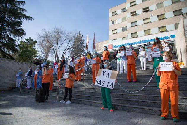 Coronavirus in Spanien, Proteste von medizinischem Personal in Madrid Spain: Health personnel protest chained to the Hospital Medical staff from the Gregorio Maranón Hospital protest against the forced transfers to the Isabel Zendal Hospital. Madrid Madrid Spain Copyright: FerxCapdeponxArroyo