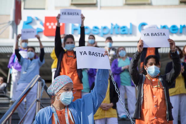 Coronavirus in Spanien, Proteste von medizinischem Personal in Madrid Spain: Health personnel protest chained to the Hospital Medical staff from the Gregorio Maranón Hospital protest against the forced transfers to the Isabel Zendal Hospital. Madrid Madrid Spain Copyright: FerxCapdeponxArroyo