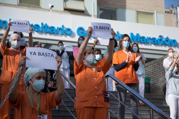 News Bilder des Tages Coronavirus in Spanien, Proteste von medizinischem Personal in Madrid Spain: Health personnel protest chained to the Hospital Medical staff from the Gregorio Maranón Hospital protest against the forced transfers to the Isabel Zendal Hospital. Madrid Madrid Spain Copyright: FerxCapdeponxArroyo