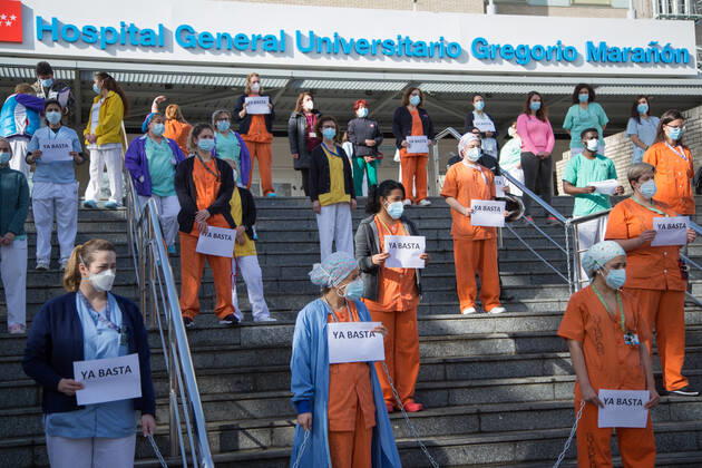 Coronavirus in Spanien, Proteste von medizinischem Personal in Madrid Spain: Health personnel protest chained to the Hospital Medical staff from the Gregorio Maranón Hospital protest by chaining themselves to the Hospital against the forced transfers to the Isabel Zendal Hospital. Madrid Madrid Spain Copyright: FerxCapdeponxArroyo