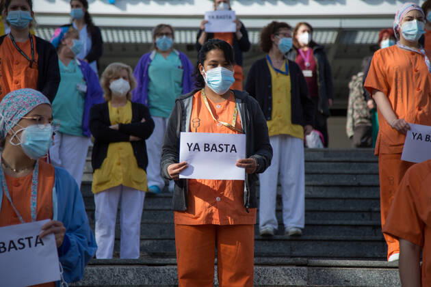 Coronavirus in Spanien, Proteste von medizinischem Personal in Madrid Spain: Health personnel protest chained to the Hospital Medical staff from the Gregorio Maranón Hospital protest against the forced transfers to the Isabel Zendal Hospital. Madrid Madrid Spain Copyright: FerxCapdeponxArroyo