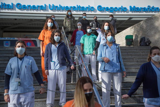 Coronavirus in Spanien, Proteste von medizinischem Personal in Madrid Spain: Health personnel protest chained to the Hospital Medical staff from the Gregorio Maranón Hospital protest by chaining themselves to the Hospital against the forced transfers to the Isabel Zendal Hospital. Madrid Madrid Spain Copyright: FerxCapdeponxArroyo