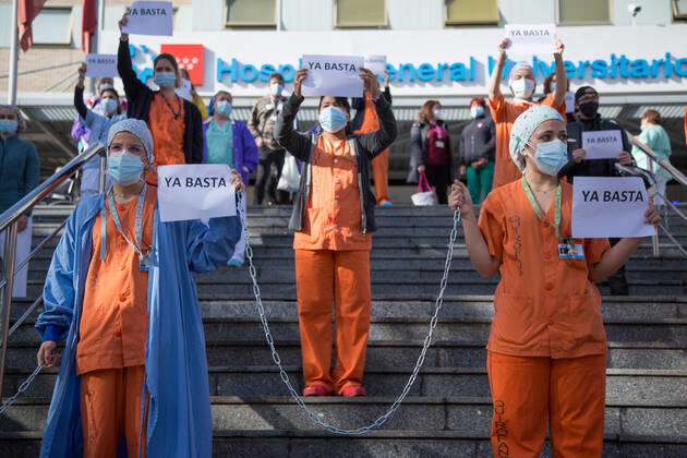 Coronavirus in Spanien, Proteste von medizinischem Personal in Madrid Spain: Health personnel protest chained to the Hospital Medical staff from the Gregorio Maranón Hospital protest by chaining themselves to the Hospital against the forced transfers to the Isabel Zendal Hospital. Madrid Madrid Spain Copyright: FerxCapdeponxArroyo