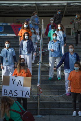 Coronavirus in Spanien, Proteste von medizinischem Personal in Madrid Spain: Health personnel protest chained to the Hospital Medical staff from the Gregorio Maranón Hospital protest by chaining themselves to the Hospital against the forced transfers to the Isabel Zendal Hospital. Madrid Madrid Spain Copyright: FerxCapdeponxArroyo