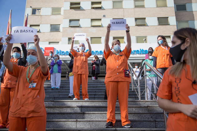 Coronavirus in Spanien, Proteste von medizinischem Personal in Madrid Spain: Health personnel protest chained to the Hospital Medical staff from the Gregorio Maranón Hospital protest against the forced transfers to the Isabel Zendal Hospital. Madrid Madrid Spain Copyright: FerxCapdeponxArroyo