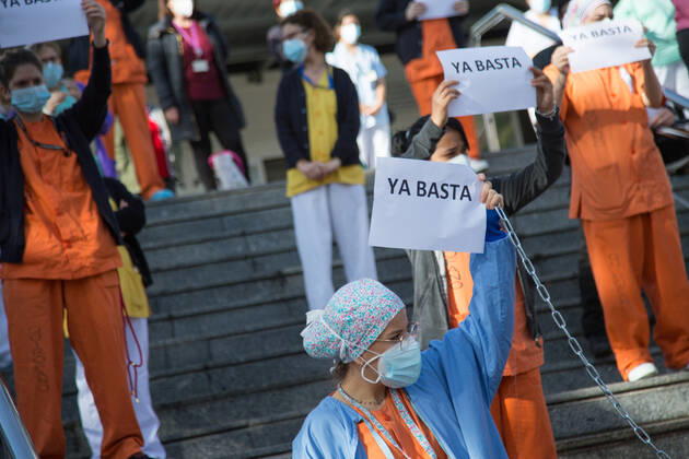 Coronavirus in Spanien, Proteste von medizinischem Personal in Madrid Spain: Health personnel protest chained to the Hospital Medical staff from the Gregorio Maranón Hospital protest by chaining themselves to the Hospital against the forced transfers to the Isabel Zendal Hospital. Madrid Madrid Spain Copyright: FerxCapdeponxArroyo