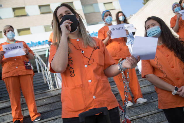 Coronavirus in Spanien, Proteste von medizinischem Personal in Madrid Spain: Health personnel protest chained to the Hospital Medical staff from the Gregorio Maranón Hospital protest against the forced transfers to the Isabel Zendal Hospital. Madrid Madrid Spain Copyright: FerxCapdeponxArroyo