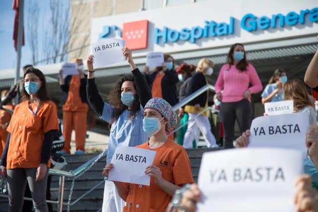 Coronavirus in Spanien, Proteste von medizinischem Personal in Madrid Spain: Health personnel protest chained to the Hospital Medical staff from the Gregorio Maranón Hospital protest against the forced transfers to the Isabel Zendal Hospital. Madrid Madrid Spain Copyright: FerxCapdeponxArroyo
