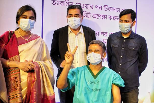 Coronavirus in Bangladesch, Impfungen in Dhaka Bangladesh: 26 people receive Covid-19 vaccine 26 people receive Covid-19 vaccine in Bangladesh. Runu Veronica Costa, a senior nurse of Kurmitola General Hospital, received the first shot of the Covid-19 vaccine after Prime Minister Sheikh Hasina virtually inaugurated the pilot vaccination programme. Dhaka Dhaka Bangladesh Copyright: MDxAbuxSufianxJewel