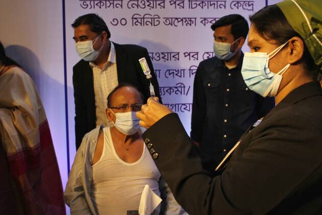 Coronavirus in Bangladesch, Impfungen in Dhaka Bangladesh: 26 people receive Covid-19 vaccine 26 people receive Covid-19 vaccine in Bangladesh. Runu Veronica Costa, a senior nurse of Kurmitola General Hospital, received the first shot of the Covid-19 vaccine after Prime Minister Sheikh Hasina virtually inaugurated the pilot vaccination programme. Dhaka Dhaka Bangladesh Copyright: MDxAbuxSufianxJewel