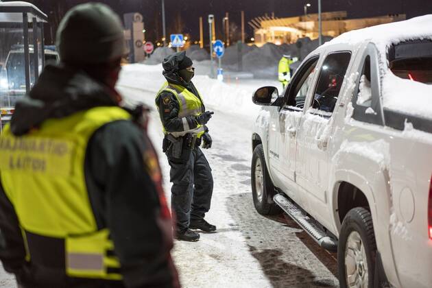 Finnish border guards checked the travel documents of the travellers at the border between Finland and Sweden in Tornio, Northern Finland on Wednesday, 27th Jan., 2021. Finland tightened the border restrictions on Wednesday due to the worsening situation with the Covid-19 pandemic. Tornio Tornea Finland  Copyright: xJyrkixNikkilax LKFTVX20210127102636QFBY