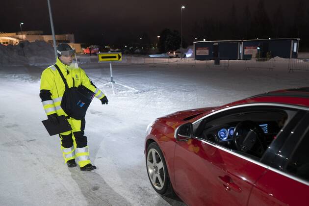 Finnish border guards checked the travel documents of the travellers at the border between Finland and Sweden in Tornio, Northern Finland on Wednesday, 27th Jan., 2021. Finland tightened the border restrictions on Wednesday due to the worsening situation with the Covid-19 pandemic. Tornio Tornea Finland  Copyright: xJyrkixNikkilax LKFTVX20210127100151VTGF