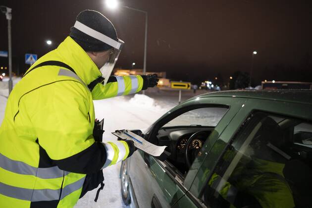 Finnish border guards checked the travel documents of the travellers at the border between Finland and Sweden in Tornio, Northern Finland on Wednesday, 27th Jan., 2021. Finland tightened the border restrictions on Wednesday due to the worsening situation with the Covid-19 pandemic. Tornio Tornea Finland  Copyright: xJyrkixNikkilax LKFTVX20210127102611CNNJ