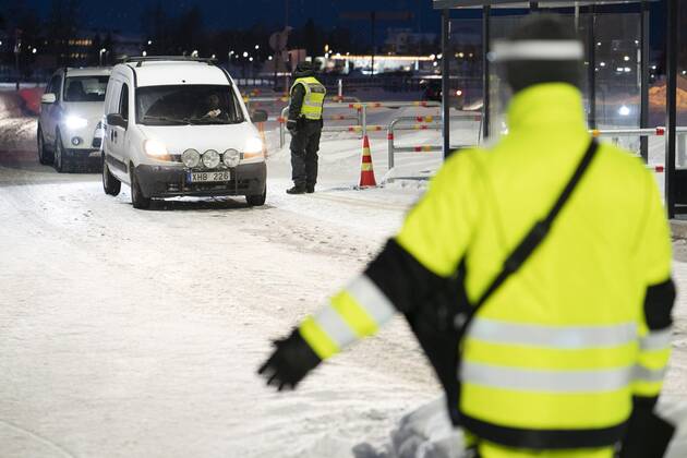 Finnish border guards checked the travel documents of the travellers at the border between Finland and Sweden in Tornio, Northern Finland on Wednesday, 27th Jan., 2021. Finland tightened the border restrictions on Wednesday due to the worsening situation with the Covid-19 pandemic. Tornio Tornea Finland  Copyright: xJyrkixNikkilax LKFTVX20210127102637DERV