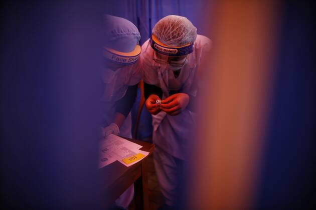 Coronavirus in Nepal, Impfungen in Kathmandu (210127) -- KATHMANDU, Jan. 27, 2021 -- Medical workers work at a vaccination room in Kathmandu, Nepal, Jan. 27, 2021. (Photo by Xinhua) NEPAL-KATHMANDU-COVID-19-VACCINE-MEDICAL WORKERS SulavxShrestha 