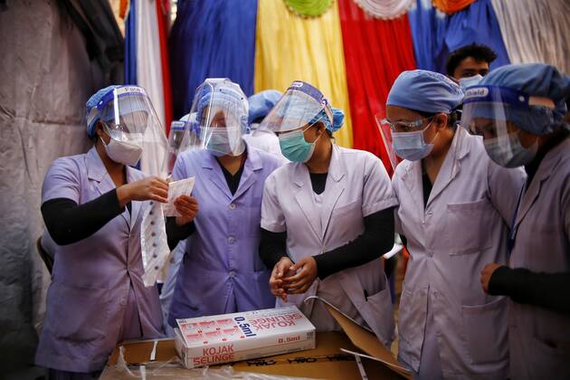 Coronavirus in Nepal, Impfungen in Kathmandu (210127) -- KATHMANDU, Jan. 27, 2021 -- Medical workers work at a vaccination room in Kathmandu, Nepal, Jan. 27, 2021. (Photo by Xinhua) NEPAL-KATHMANDU-COVID-19-VACCINE-MEDICAL WORKERS SulavxShrestha 