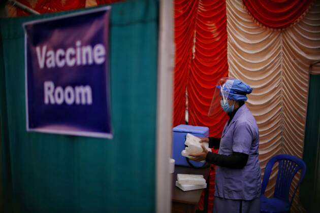 Coronavirus in Nepal, Impfungen in Kathmandu (210127) -- KATHMANDU, Jan. 27, 2021 -- A medical worker works at a vaccination room in Kathmandu, Nepal, Jan. 27, 2021. (Photo by Xinhua) NEPAL-KATHMANDU-COVID-19-VACCINE-MEDICAL WORKERS SulavxShrestha 