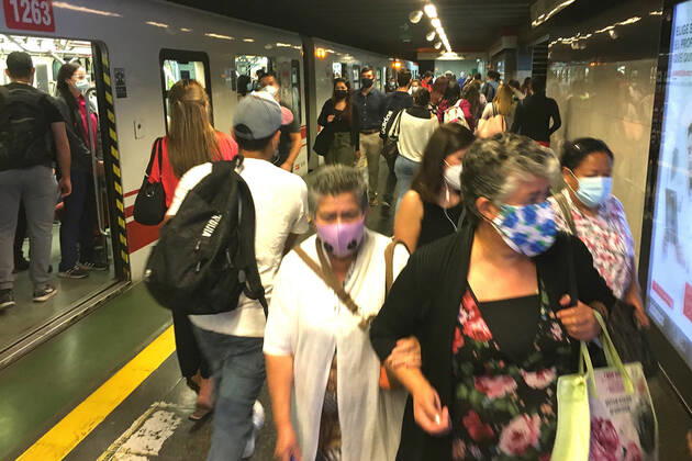 Santiago 27 January 2021 Crowds in Santiagos Metro during rush hour during coronavirus pandemic Marcelo Hernandez Aton Chile, Santiago Chile Aton 483691  Copyright: MARCELOxHERNANDEZ ATONxCHILE
